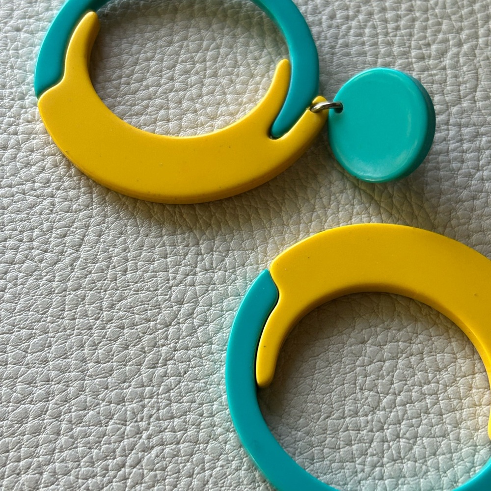 Vintage Mod Hoop Earrings - Picture 4 of 9